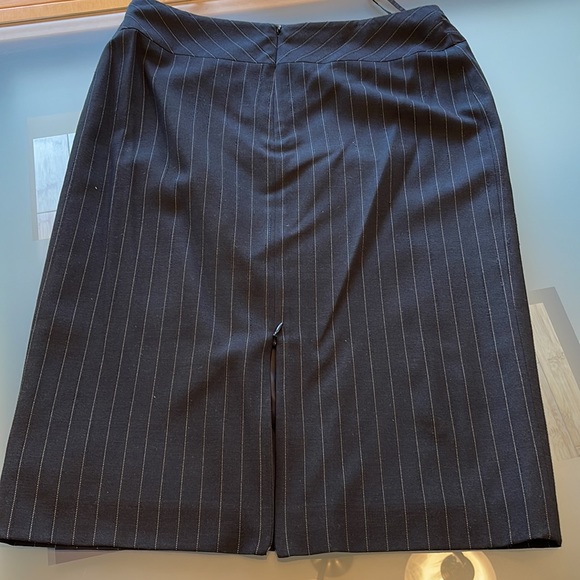 Anne Klein Blue pencil skirt suit, white pin stripe 2 button jacket - Picture 7 of 16
